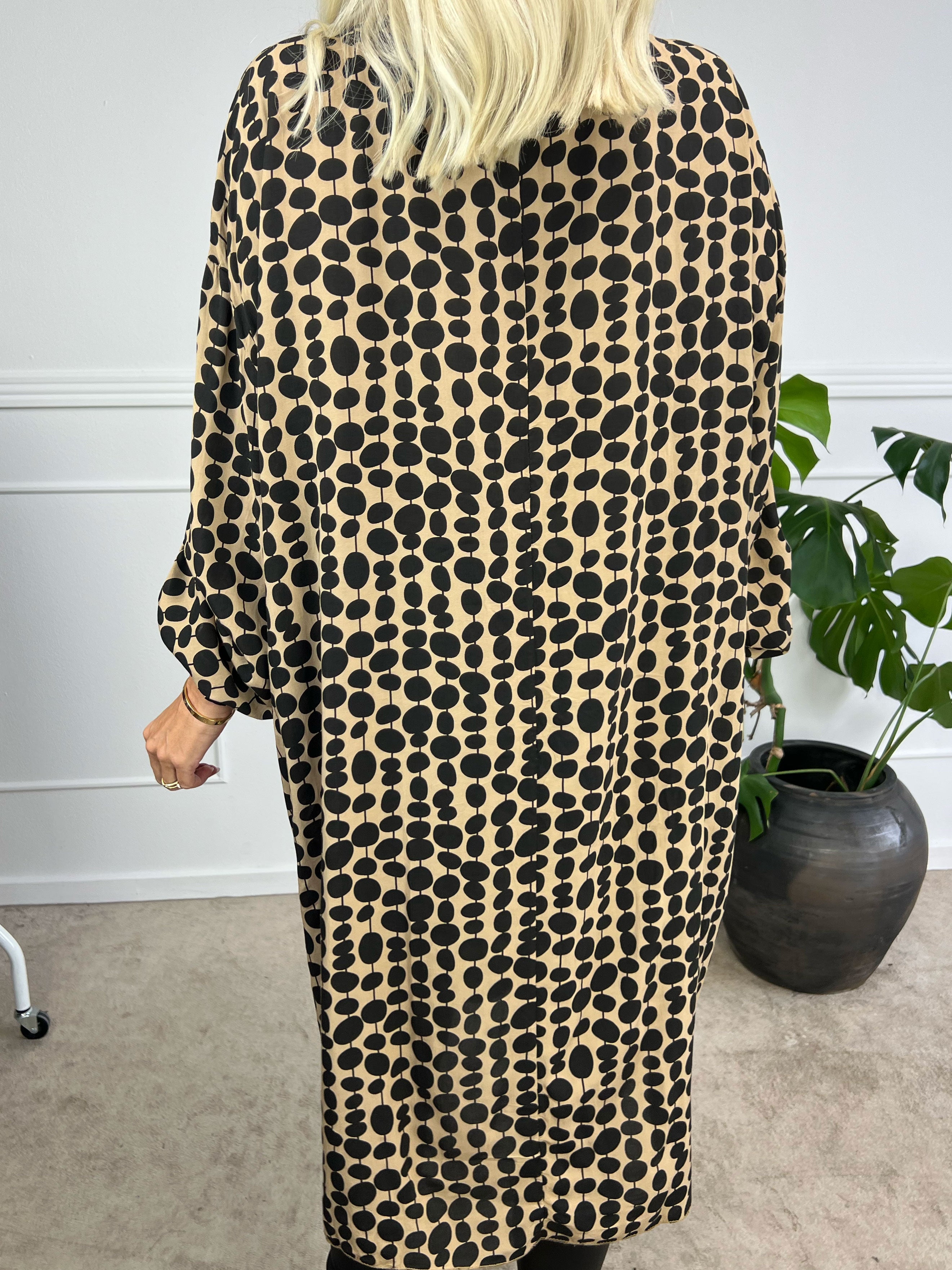 Dido - Söt ljus tunikaklänning i viskos med prickar